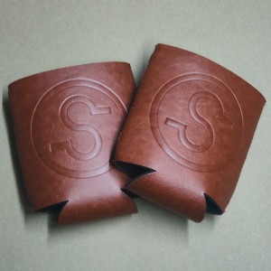 Logo Debossed Logo Neoprene Brown PU Da có thể làm mát hơn 330 ml Pu Bia Stubby Holder Coozies Koozies